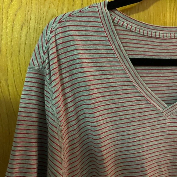 LULULEMON Five year basic vneck tee L - Picture 3 of 5